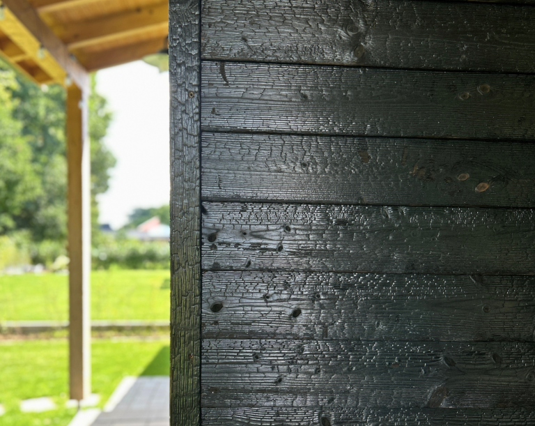 Detail geflammte, karbonisierte Holzfassade Nahaufnahme der geflammten, karbonisierten Holzfassade (Carboris) mit sichtbarer Struktur und Maserung