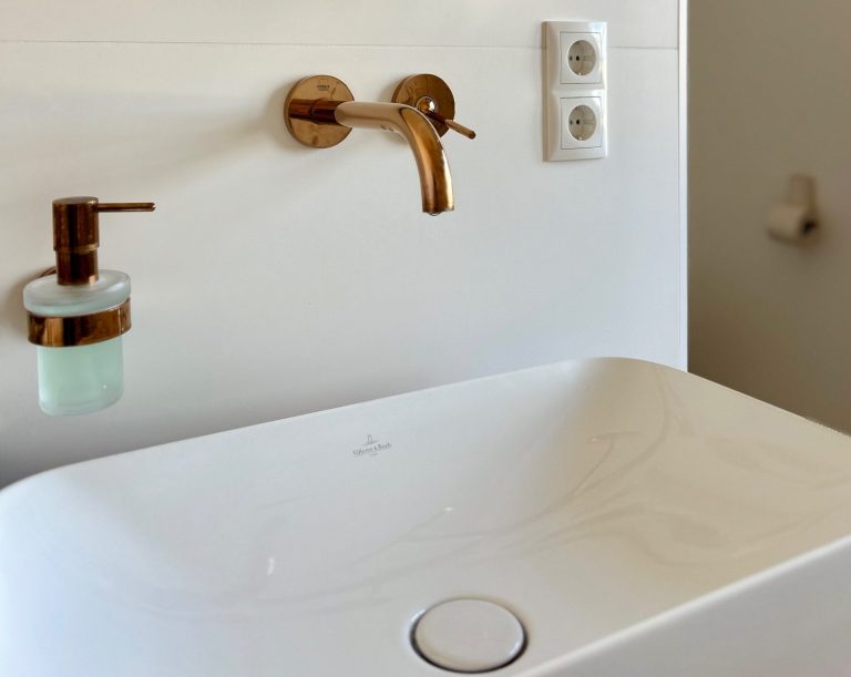 Waschtisch mit Unterputzarmatur Waschtisch Unterputzarmatur minimalistisches Badezimmer
