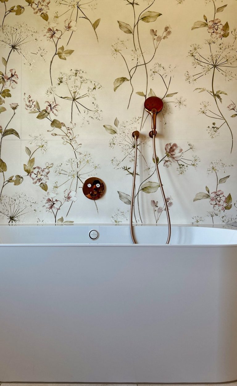 Bad mit freistehender Wanne Badezimmer mit freistehender Badewanne modernes Wohnhaus